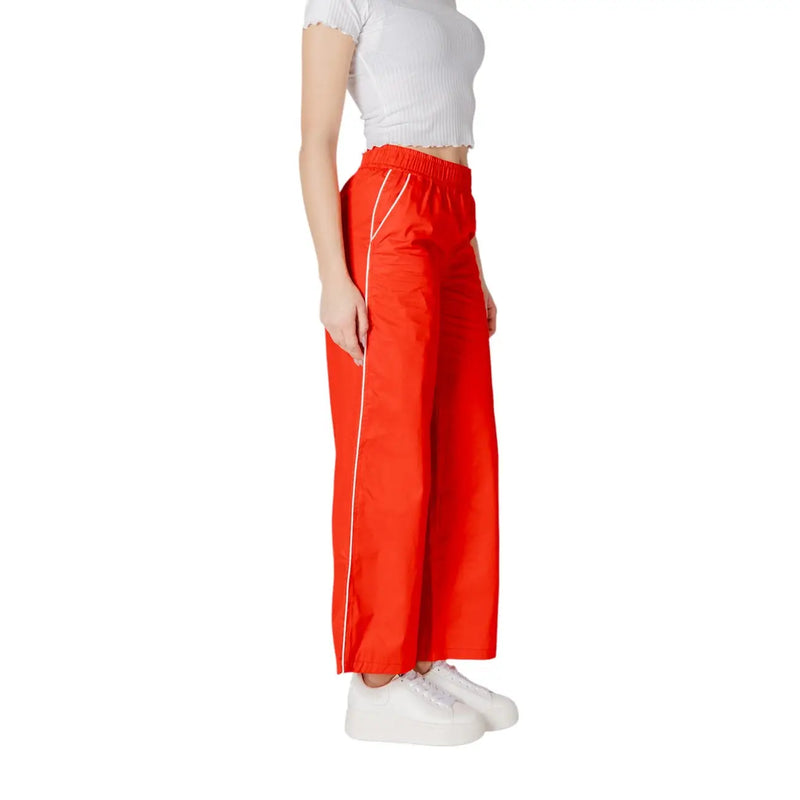 Only Pantalon de survêtement rouge en coton pour femme, jambes larges, avec passepoil blanc, idéal pour le printemps et l'été.