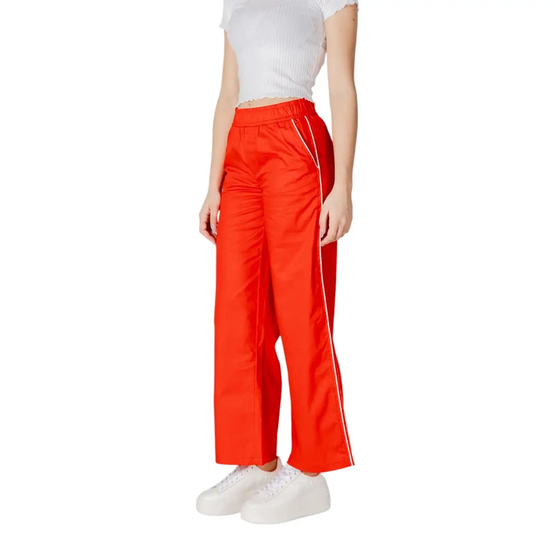 Pantalon de survêtement rouge vif en coton à jambes larges, avec bandes latérales blanches et taille élastiquée, idéal pour le printemps et l'été. Only Femmes