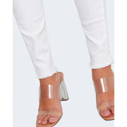 Sandales à talons carrés en acrylique transparent avec brides transparentes, associées à only pantalon slim en coton stretch blanc pour femme