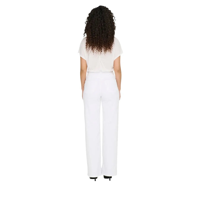 Jean blanc taille haute à jambes larges en coton stretch de la marque Only Femmes arborant une silhouette élégante et droite