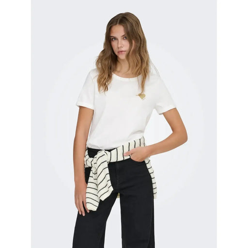 Only T-shirt court blanc à col rond pour femme, en coton, orné d'un petit cœur doré sur la poitrine gauche (article 15244714)