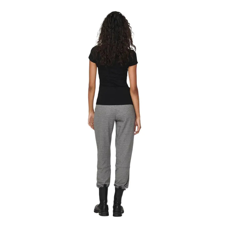 Pantalon de jogging gris chiné avec un motif texturé discret et des ourlets à revers, associé à only T-shirt noir en coton pour femme