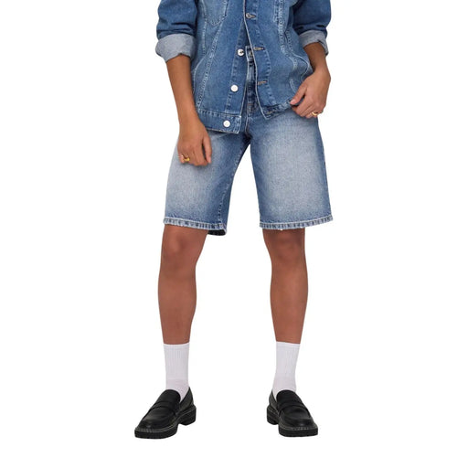 Only Short en jean bleu pour femme, coupe classique boutonnée sur le devant, en coton bio, ourlets roulés, délavage moyen