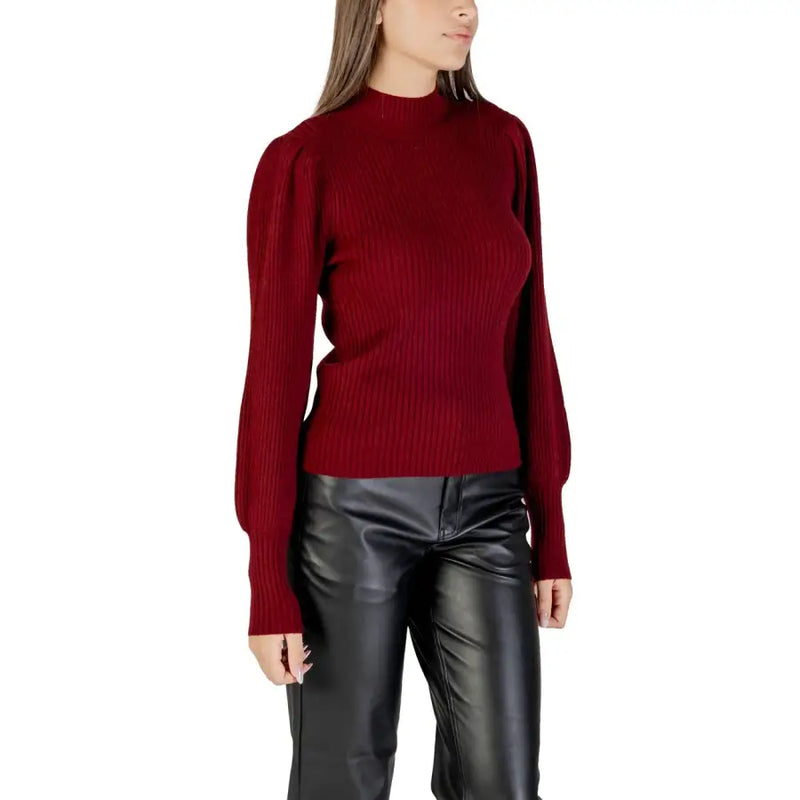 Woman wearing Bordeaux long round neck knit sweater with puff sleeves and black leather pants