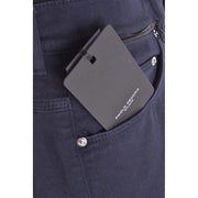 Étiquette rectangulaire noire Paolo Pecora Milano sur la poche arrière d'un pantalon en denim stretch bleu foncé pour homme