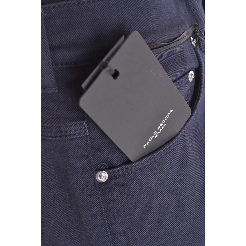 Étiquette rectangulaire noire Paolo Pecora Milano sur la poche arrière d'un pantalon en denim stretch bleu foncé pour homme