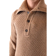 Pull en maille pour homme Paolo Pecora en laine camel, orné d'un motif losange texturé et de trois boutons foncés sur le devant.