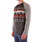 Pull en maille grise pour homme Paolo Pecora, col rond, orné de motifs géométriques rouges, blancs et beiges sur la poitrine.