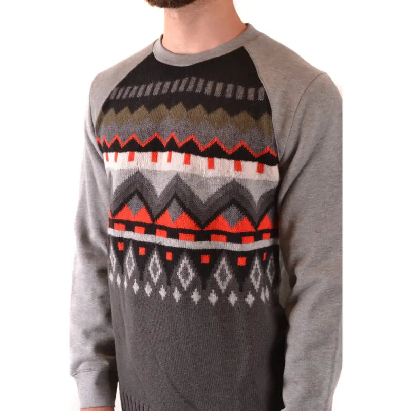Pull Paolo Pecora pour homme en maille grise, col rond, orné de motifs géométriques noirs et rouges, blancs et vert olive.