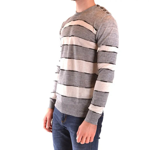 Pull en maille rayée multicolore en lin gris et blanc cassé pour homme, de la marque Paolo Pecora, avec trois boutons marron aux épaules.