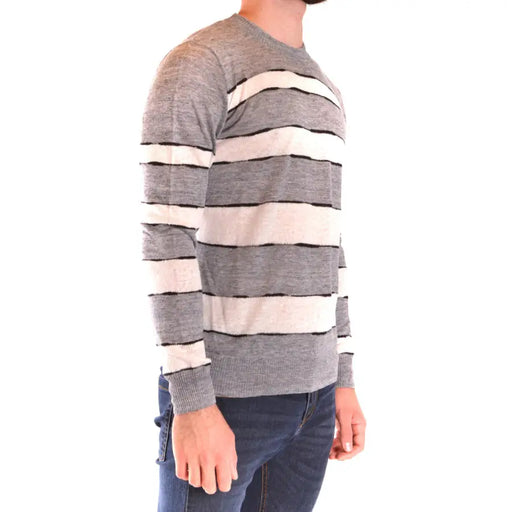 Pull en maille rayé à manches longues pour homme Paolo Pecora, en lin gris chiné, blanc cassé et noir.