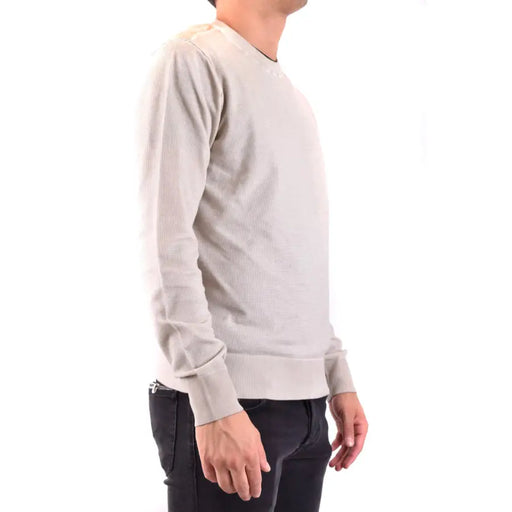 Pull beige à manches longues en maille côtelée, col rond et poignets élastiques, issu de la collection de tricots en coton pour hommes de Paolo Pecora