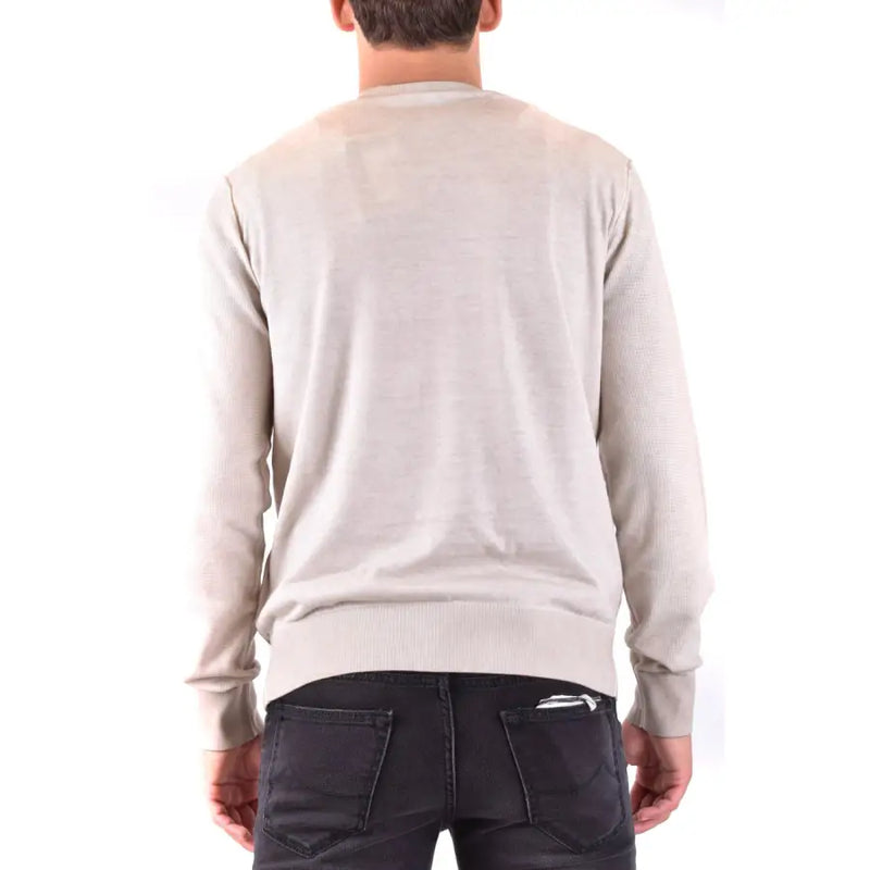 Pull beige à manches longues en maille côtelée, poignets et ourlet côtelés, de la collection Paolo Pecora pour hommes. Pull blanc à col rond en coton.