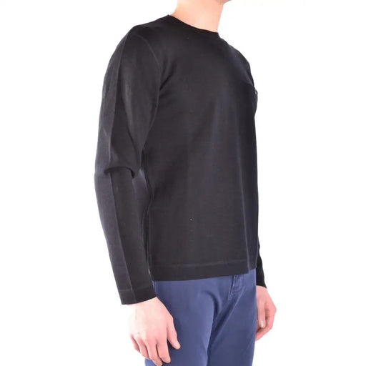 Pull Paolo Pecora pour homme, en laine noire, à col rond, manches longues et détails de coutures discrets sur le devant.