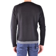 Pull homme Paolo Pecora en laine noire à col rond, avec une maille légèrement texturée et un ourlet côtelé gris contrastant.