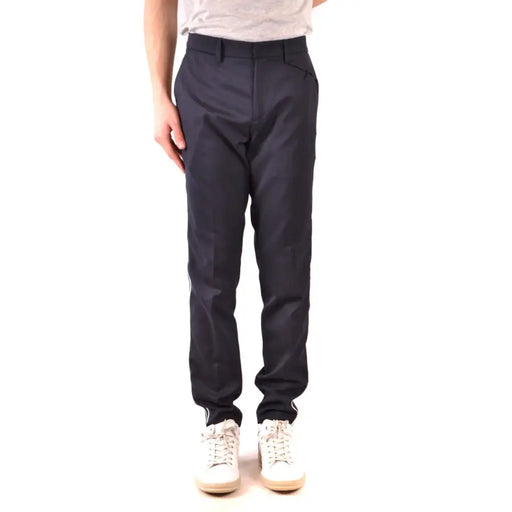 Pantalon homme Paolo Pecora bleu marine foncé, coupe slim et fines rayures latérales pour une allure élégante.