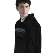 Sweat à capuche noir en coton Paul and Shark pour homme, avec écusson gris et silhouette de requin stylisée sur la poitrine.
