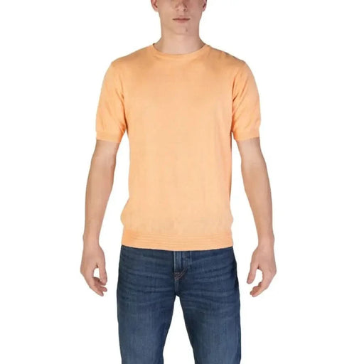 Col rond couleur pêche t-shirt associé à un jean bleu de Hamaki-ho Collection pour hommes