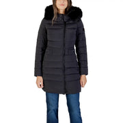 Veste longue à capuche noire Peuterey pour femme, en nylon, avec capuche doublée de fourrure douce et matelassée.