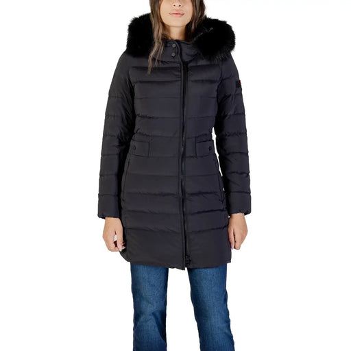 Veste longue à capuche noire Peuterey pour femme, en nylon, avec capuche doublée de fourrure douce et matelassée.