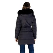 Doudoune longue à capuche noire Peuterey pour femme, en nylon matelassé avec capuche doublée de fourrure noire pelucheuse