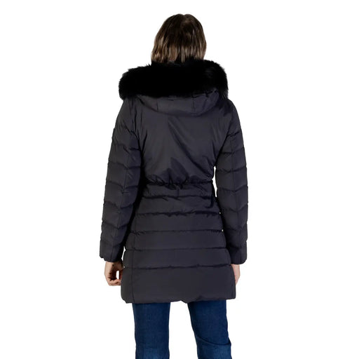 Doudoune longue à capuche noire Peuterey pour femme, en nylon matelassé avec capuche doublée de fourrure noire pelucheuse