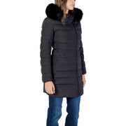 Veste longue à capuche noire Peuterey pour femme, en nylon matelassé avec capuche doublée de fourrure douce, idéale par temps froid.