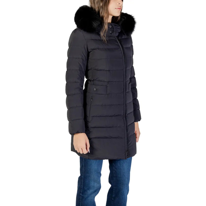 Veste longue à capuche noire Peuterey pour femme, en nylon matelassé avec capuche doublée de fourrure douce, idéale par temps froid.