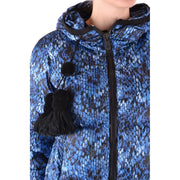 Doudoune Peuterey pour femme, bleu et noir à motif peau de serpent, avec capuche, fermeture éclair noire et cordons de serrage à pompons.