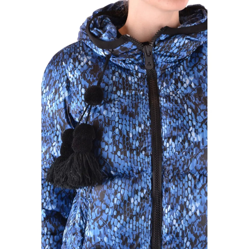 Doudoune Peuterey pour femme, bleu et noir à motif peau de serpent, avec capuche, fermeture éclair noire et cordons de serrage à pompons.