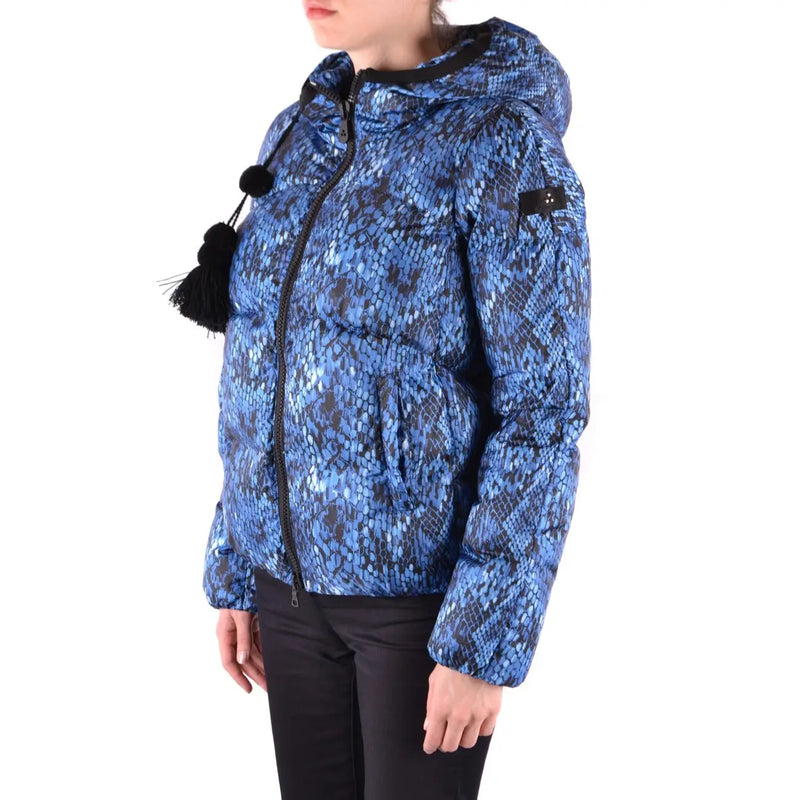 Doudoune bleue Peuterey pour femme, en duvet, avec finition imprimé serpent, bordures noires et détails de capuche à pompons décoratifs.
