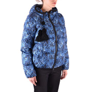 Doudoune Peuterey pour femme, bleue, à capuche, ornée d'un motif peau de serpent bleu, de pompons noirs et d'une bordure de capuche visible au dos.