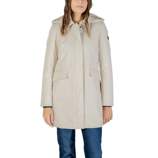 Blazer blanc Peuterey pour femme, manteau trench à capuche zippée en polyamide, beige, au design épuré et aux poignets finement bordés de noir.