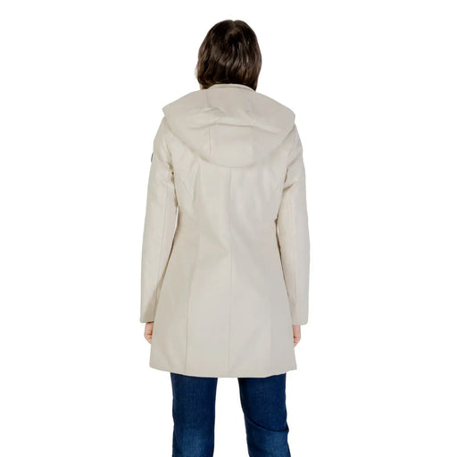 Manteau beige à capuche au design moderne et épuré, orné de coutures discrètes, signé Peuterey. Blazer blanc à capuche zippée en polyamide.
