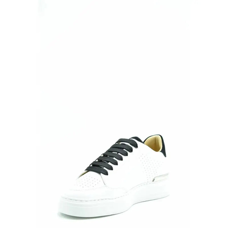Philipp plein cuir blanc bas-top Baskets pour femmes avec lacets noirs et languette de talon noire contrastante