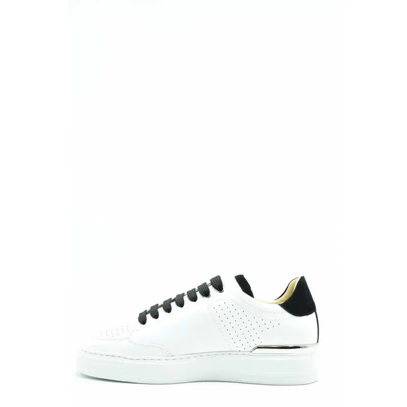 Baskets Philipp Plein en cuir blanc pour femme, lacets noirs, perforations latérales et languette arrière noire contrastante.