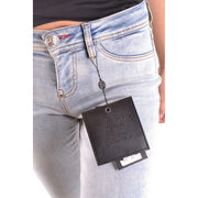 Étiquette en cuir noir embossée du logo Philip Plein Couture accrochée à un jean en denim bleu clair en coton