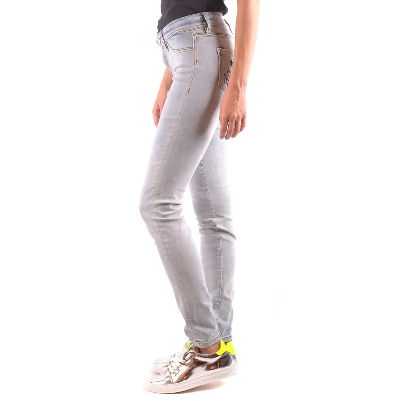 Jean Philipp Plein pour femme, en denim bleu clair délavé, coupe slim et détails de surpiqûres discrets.