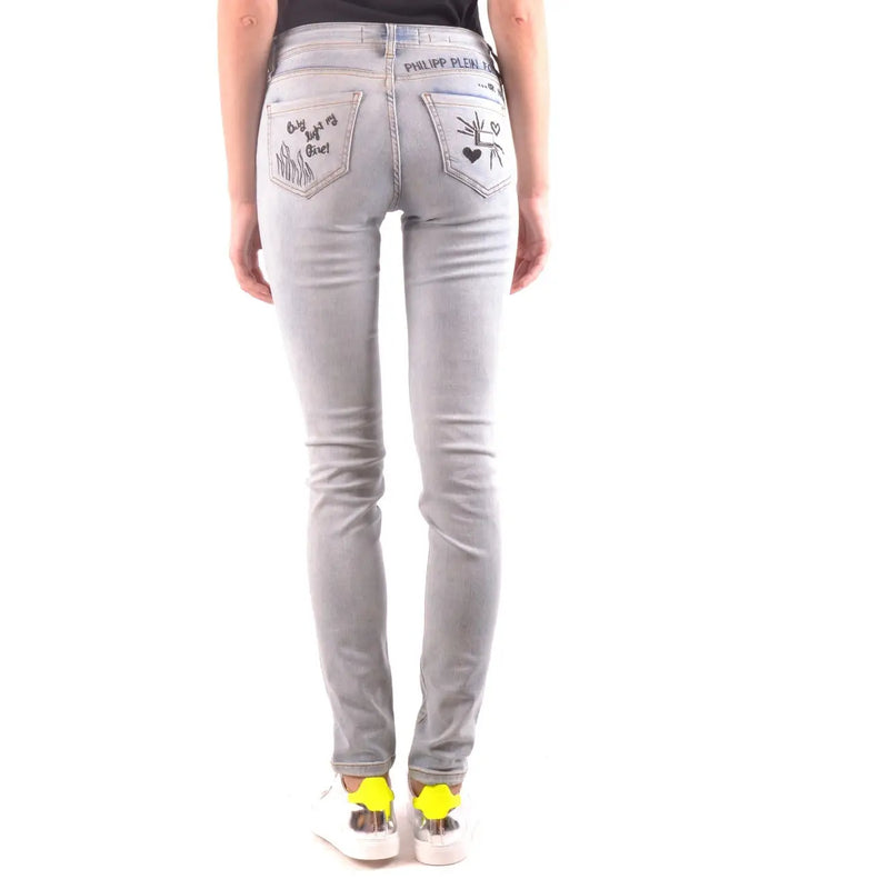 Jean Philipp Plein pour femme en denim bleu coton, délavé clair, avec motifs brodés à l'encre noire sur les poches.