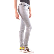 Jean Philipp Plein pour femme, en denim bleu coton délavé clair, coupe slim, coutures discrètes et détails de la marque.