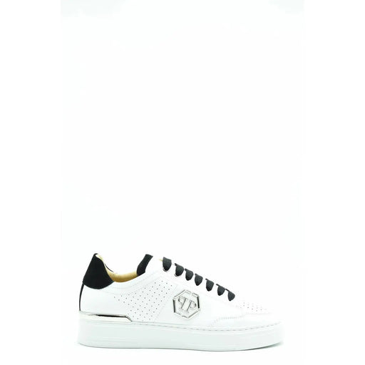 Baskets Philipp Plein pour femme en cuir blanc, lacets noirs, languette arrière noire et logo hexagonal argenté sur le côté.