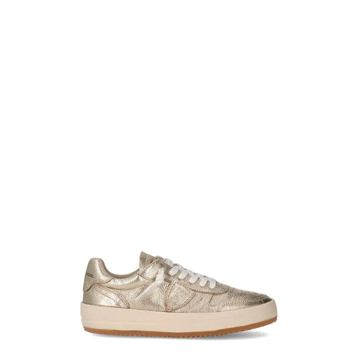 Baskets basses métallisées en cuir doré pour femme Philippe Pleintop avec une empeigne texturée, des lacets blancs et un logo sur le côté