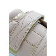 Baskets femme Philippe en cuir beige avec logo Philippe doré sur la bride velcro