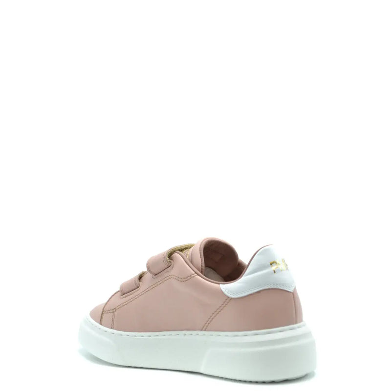 Vue arrière des baskets Philippe pour femme, modèle en cuir rose, avec semelle en caoutchouc blanc et logo doré sur le talon.