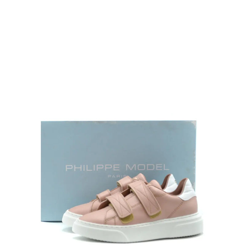 Baskets Philippe Model pour femmes en cuir rose avec empiècements en daim rose, semelles en caoutchouc blanc et brides velcro matelassées dorées.