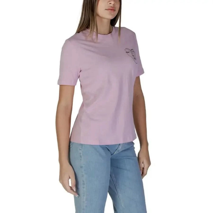 Pink Vila Clothes Women’s Cotton T-Shirt with graphic design paired with light blue jeans
