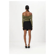 Pinko vue de dos d'un haut vert olive à épaules dénudées top avec un dos froncé et une mini-jupe noire