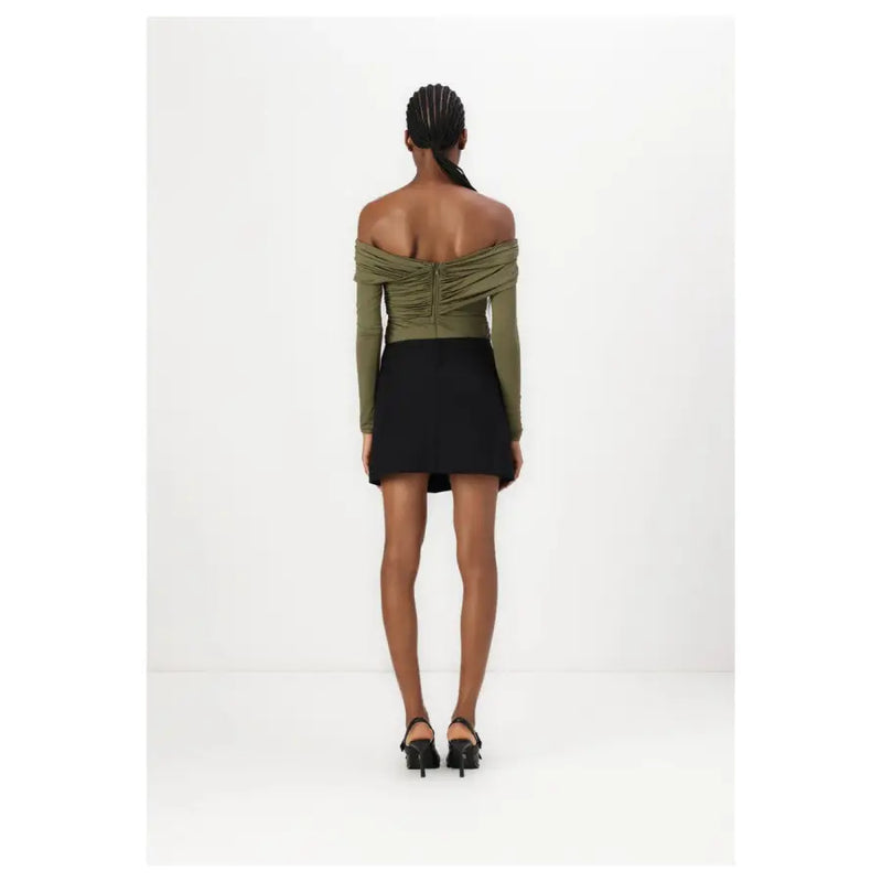 Pinko vue de dos d'un haut vert olive à épaules dénudées top avec un dos froncé et une mini-jupe noire