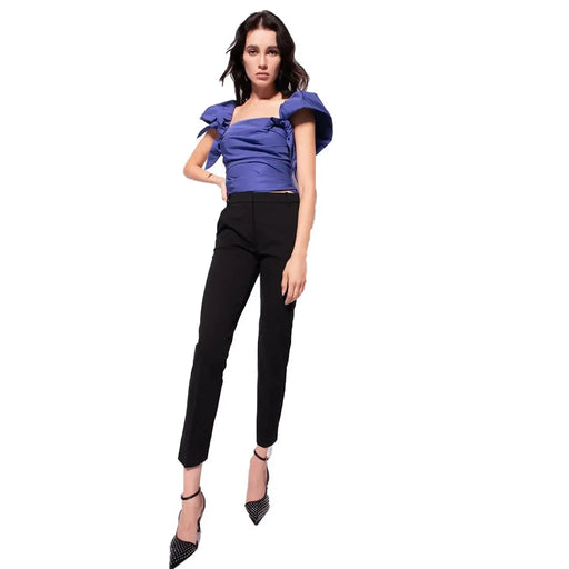 Robe bleue à volants épaules dénudées top avec un tissu satiné et des manches bouffantes associées à pinko pantalon noir en viscose pour femme