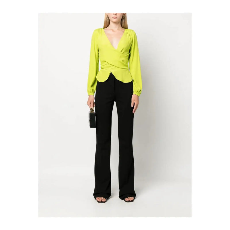 Chemisier cache-cœur en viscose vert citron vif, avec corsage froncé et poignets resserrés, associé à pinko pantalon noir slim